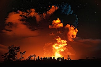 960HAVO_20201220_Visitors-and-new-summit-eruption-Kilauea-Overlook_JWei.jpeg